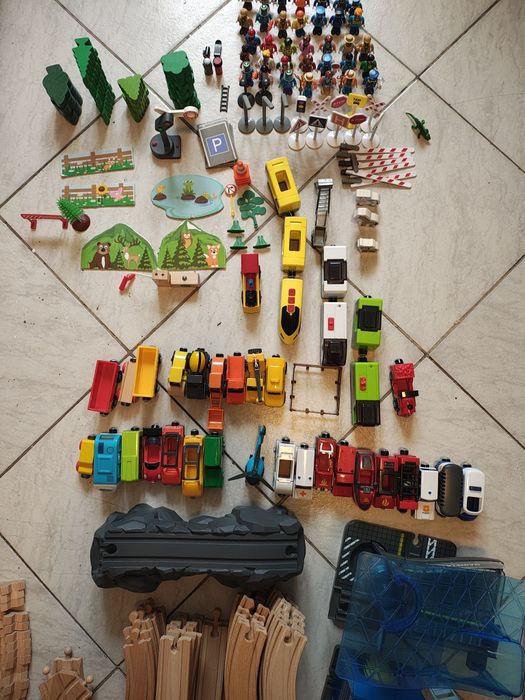 Set sine de lemn cu mașinuțe,trenulete și accesorii 9kg