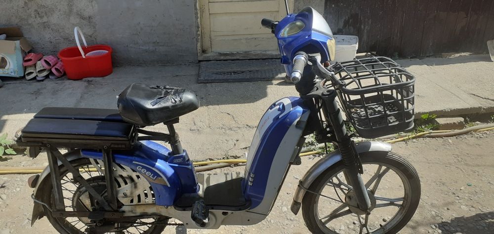 Vând scuter electric Geeli pentru piese și moped pejou  fuctional