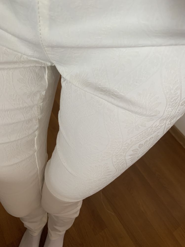 Pantaloni albi mulati