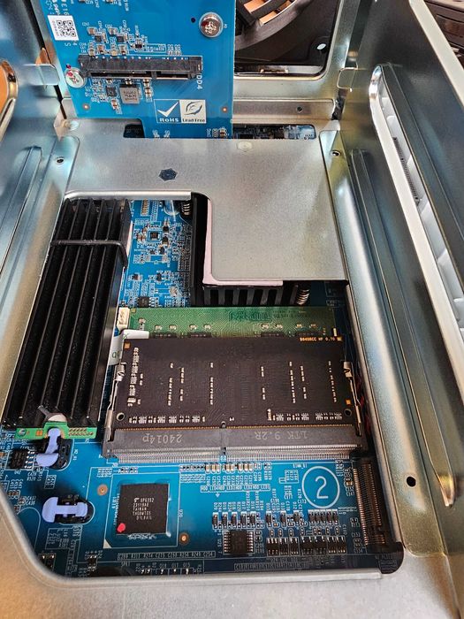 NAS Server QNAP TS-462 8GB + 1TB SSD Nou, Impecabil, Cutie Mega Ofertă