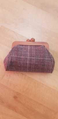 Клатч-сумка с деревянной деталью