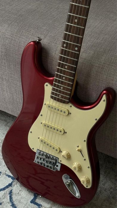 Продаем электронную гитару с комбоусилителем