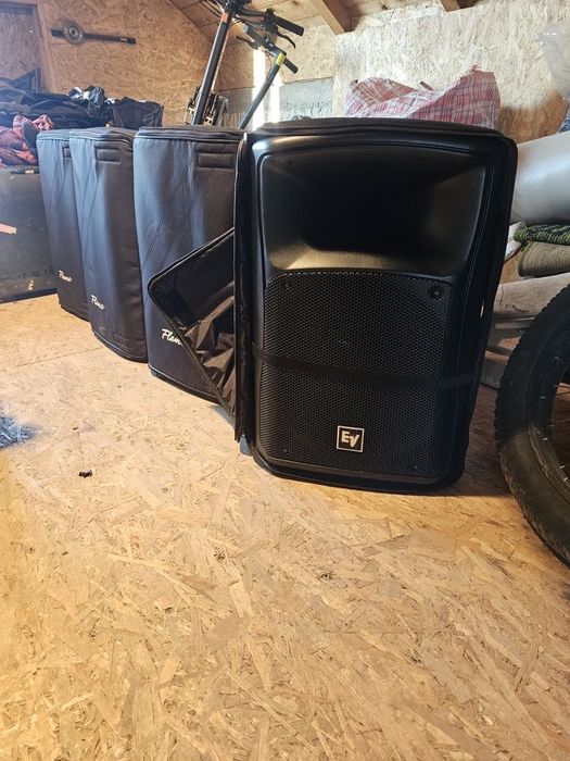 Vand 2 boxe EV zx4 stare impecabila tinute in huse