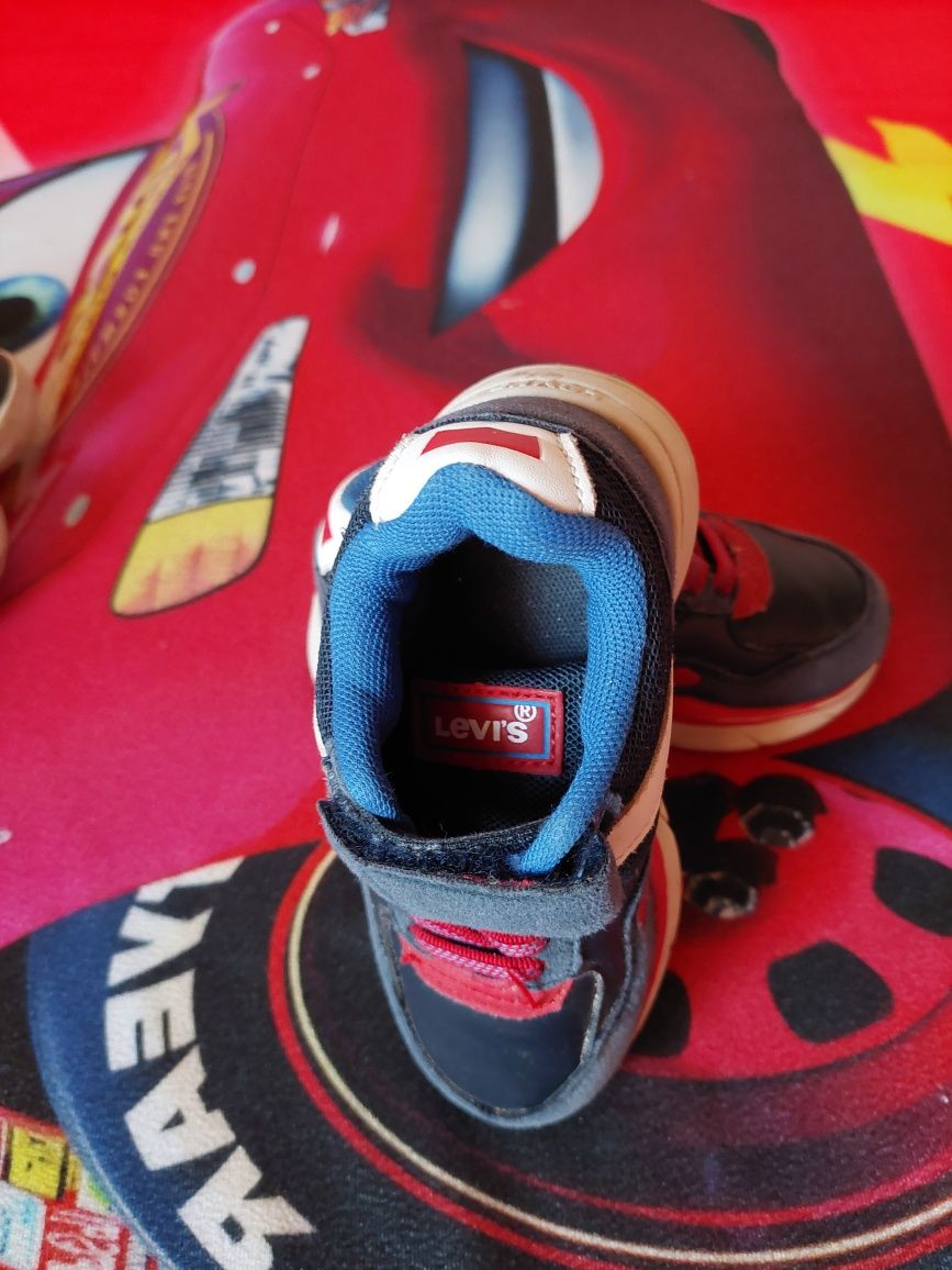 Маратонки на levis