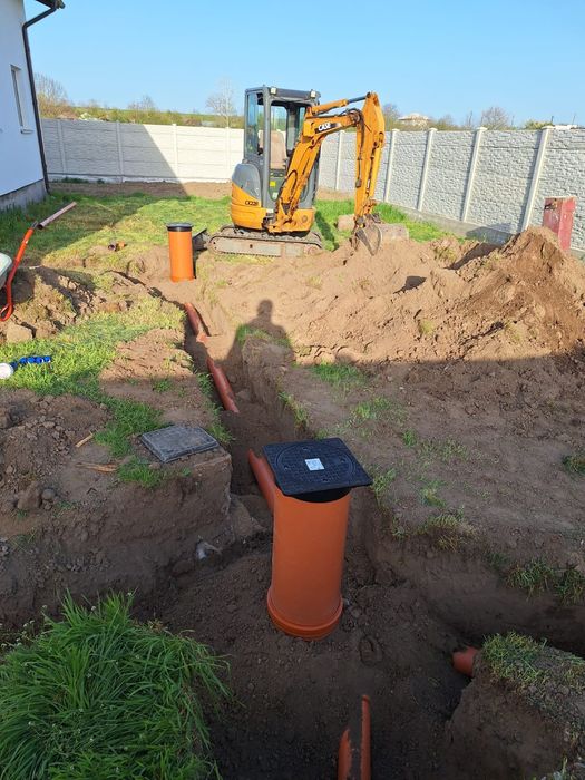 Inchiriez mini excavator 2,5t cu deservent, jud Arges