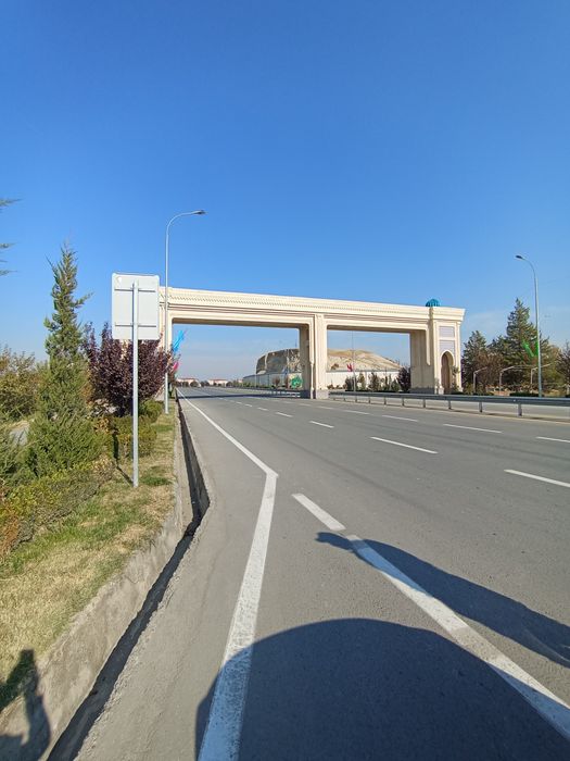 Yer sotiladi yoʻl ustida