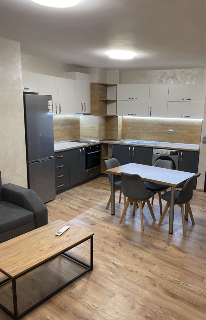 Дава се под наем Тристаен апартамент в Варна, Колхозен пазар - 85 кв.м за 612 € - Снимка #1