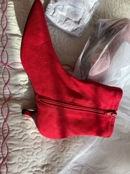 Червени велурени боти