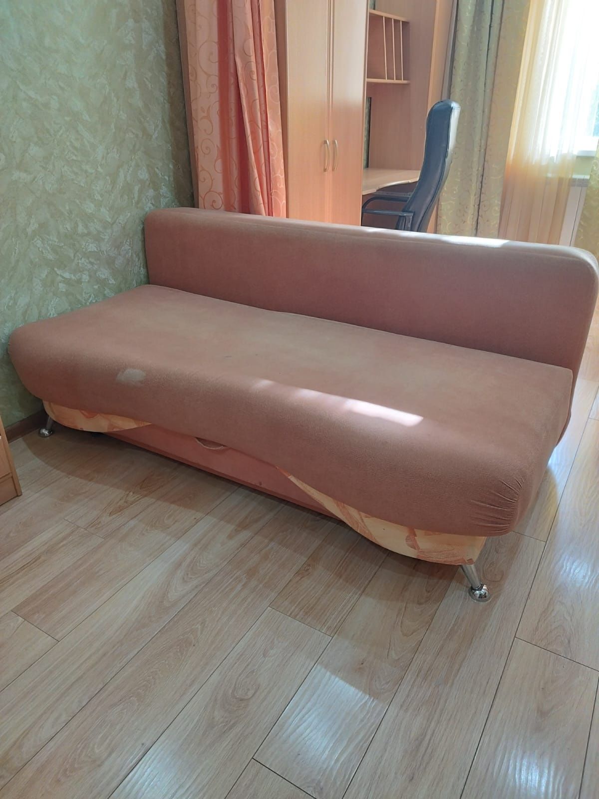 Шкаф, диван, стол