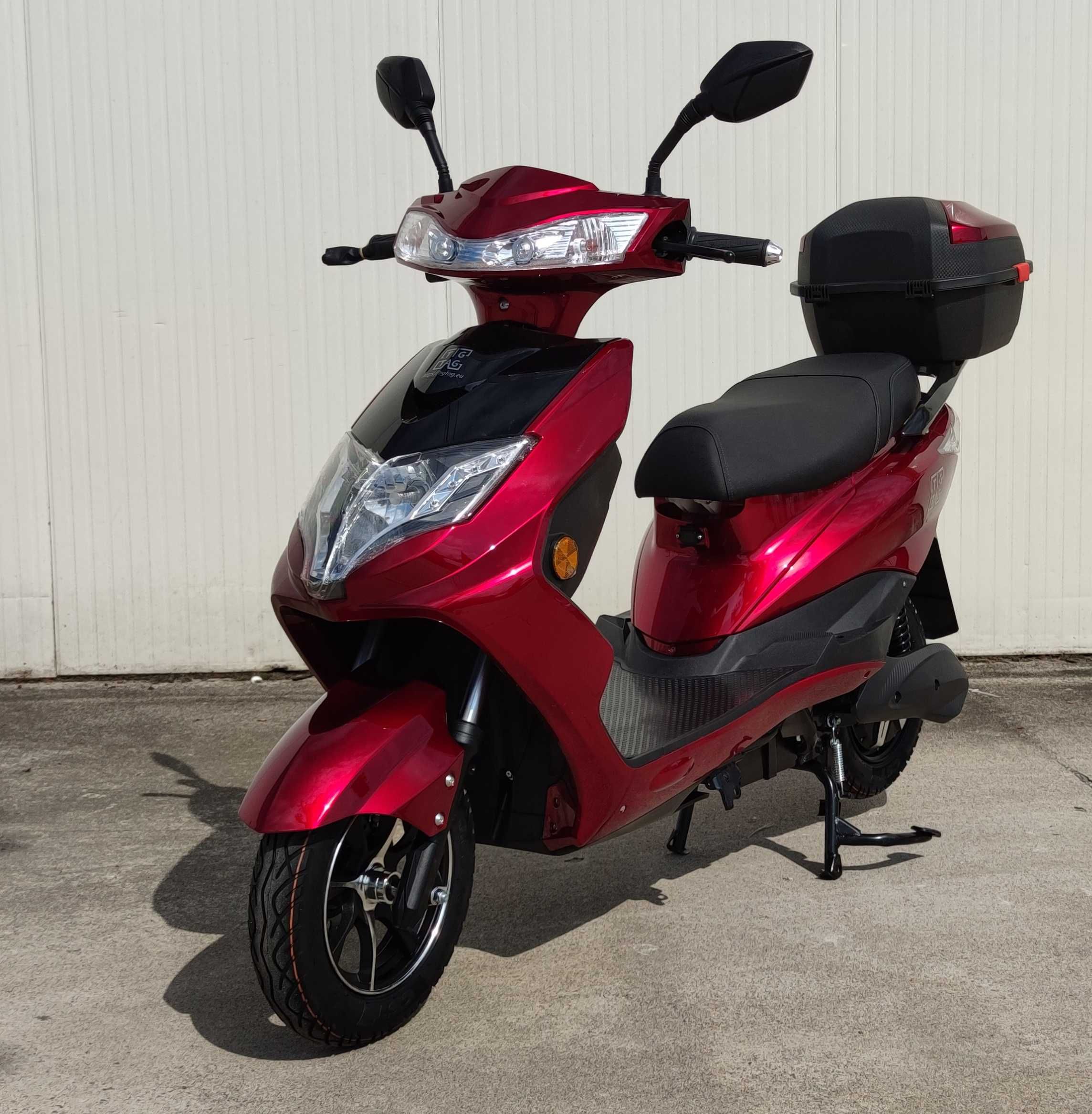 Електрически скутер ЕМ006 до 55км в час 1500W червен с багажник
