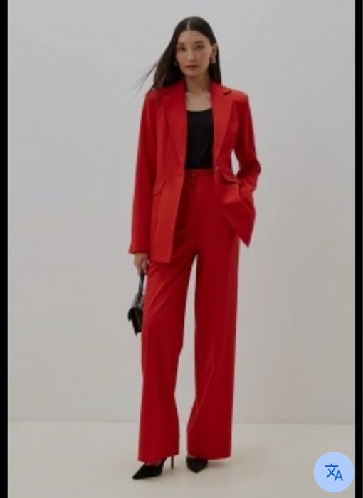 Брючный костюм в шикарном красном цвете