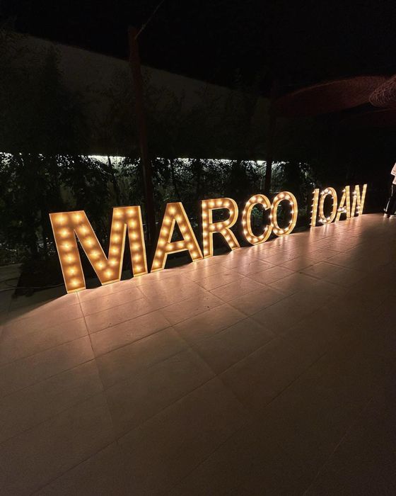 Vand / Inchiriez litere/cifre volumetrice luminoase aurii 90cm