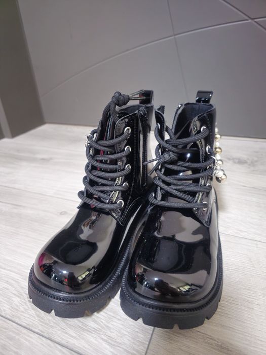 Детски лачени боти с висулки