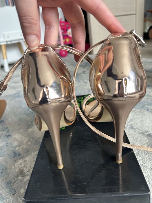 Sandale roz-aurii cu toc