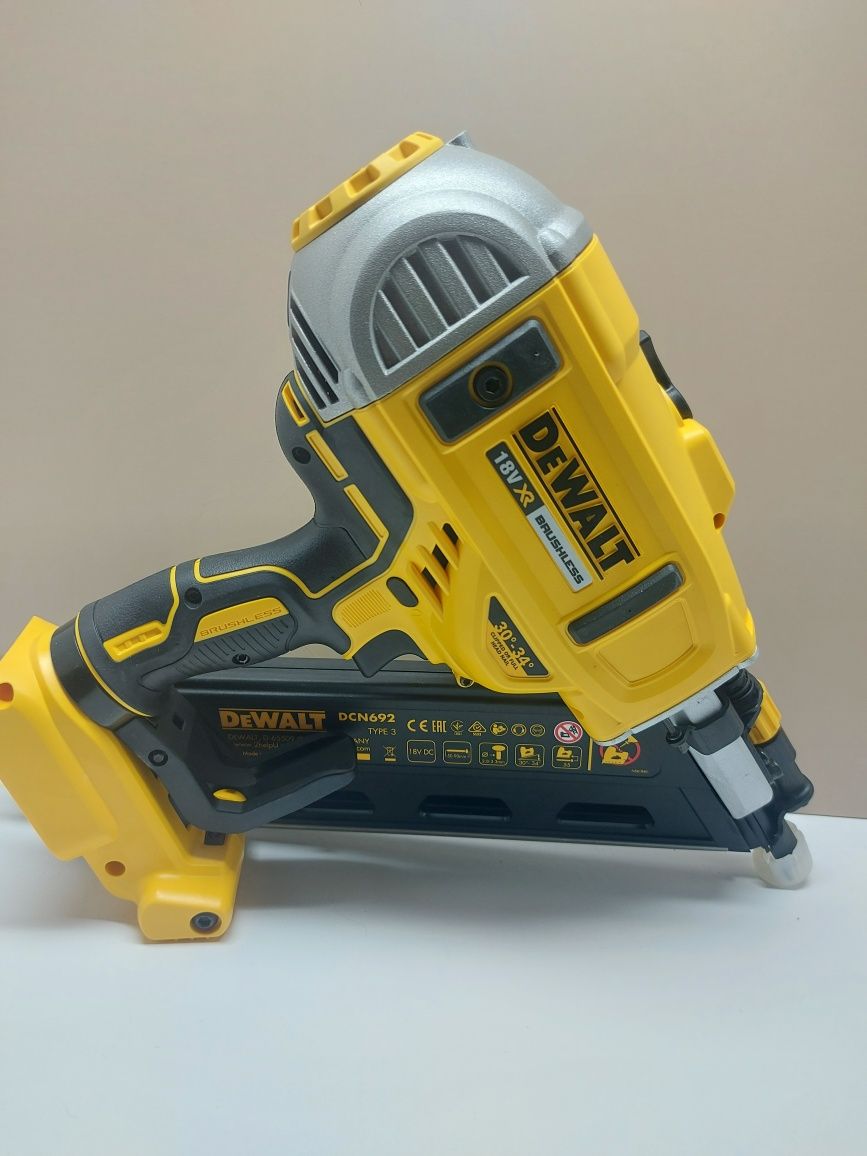 ПРОМОЦИЯ.Акумулаторен безчетков такер Dewalt DCN692