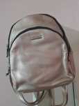 Rucsac dama, auriu pal, compartimentat. Pret 20 lei.