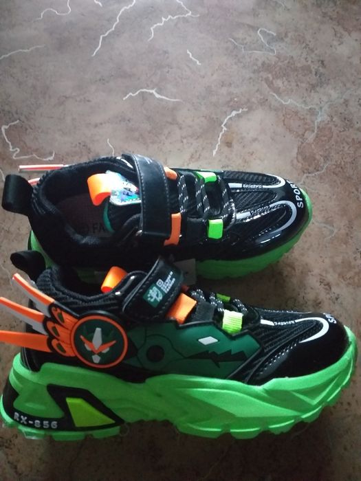 Продам кроссовки новые