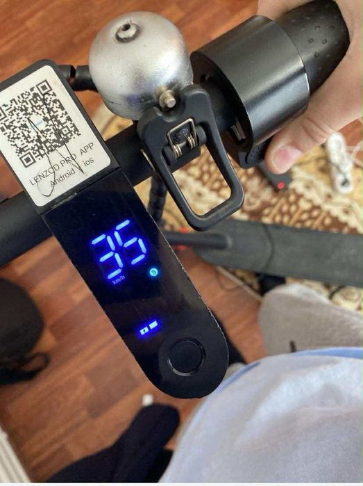 Vând trotineta electrica JRH.Viteza maxima de 35 kmh,autonomie de 25km