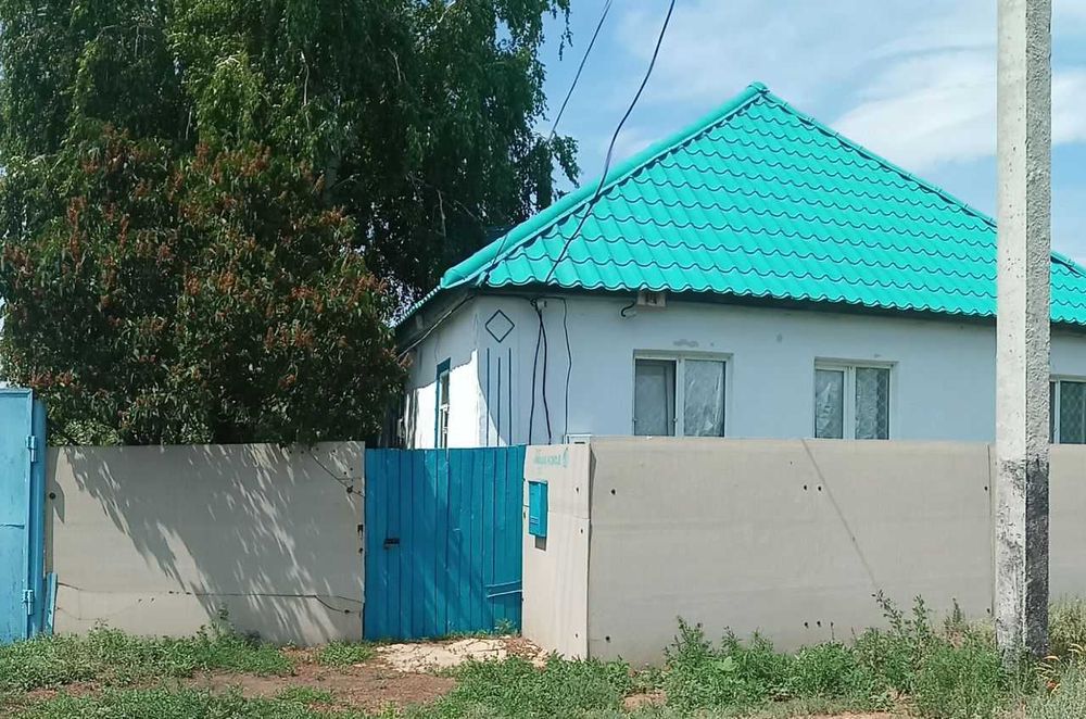 Уютный дом в тихом районе п Мартук . Идеален для жизни и отдыха.