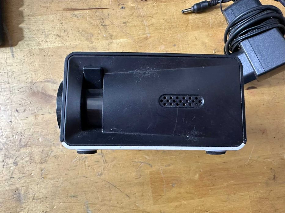 Videoproiector portabil, HD 1080p, 30.000 ore, cu difuzoare integrate