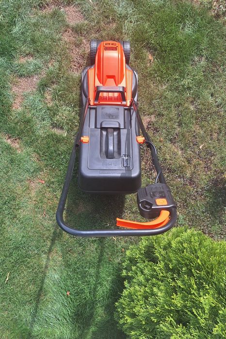Masina de tuns iarba Black Decker