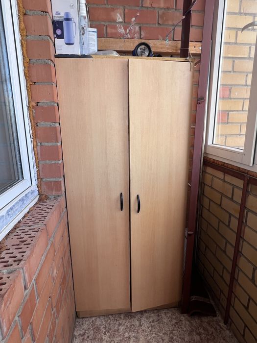Отдам шкафы и тумбу даром