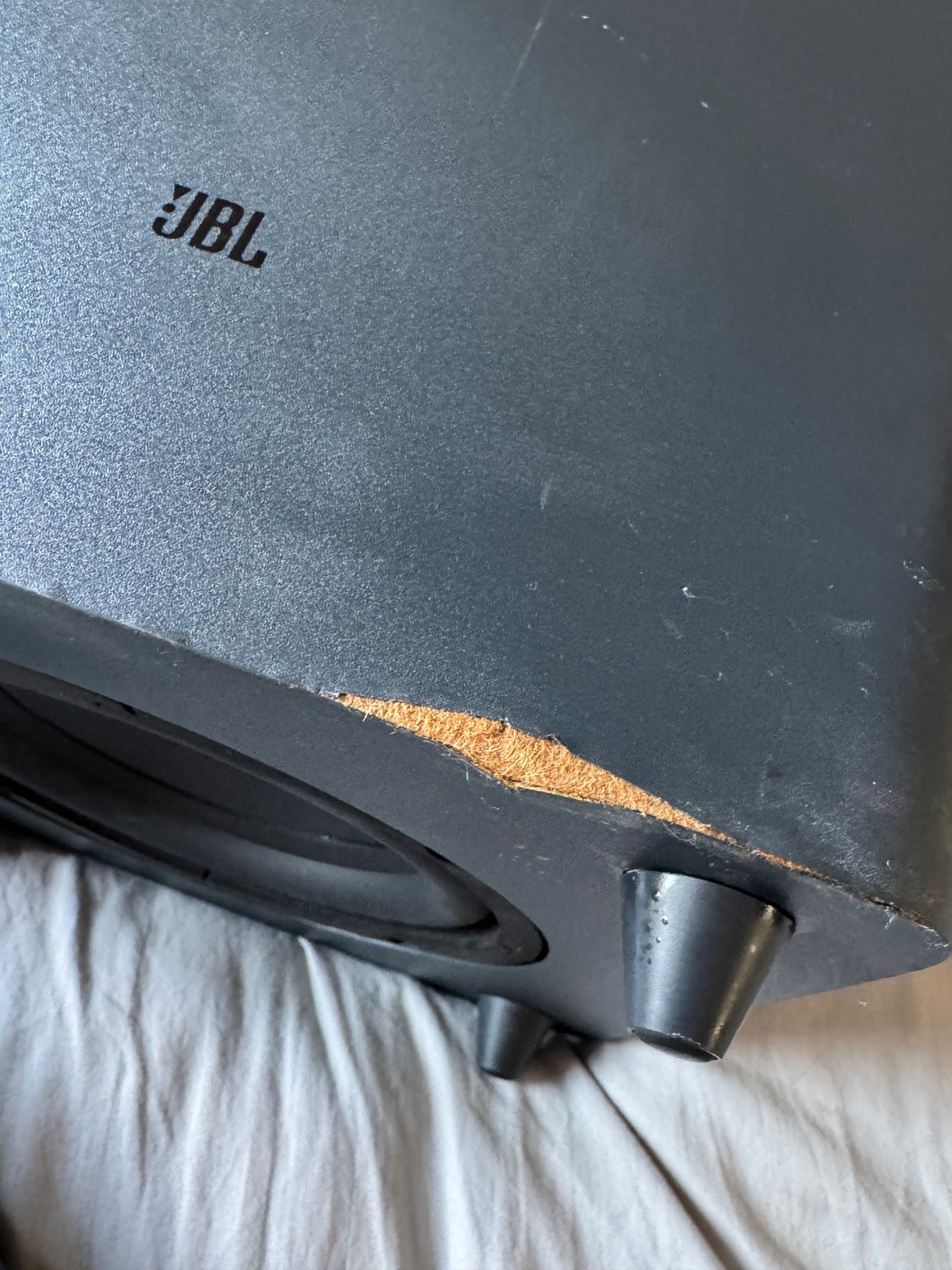 Jbl soundbar 2.1 Deep Bass с външни дефекти