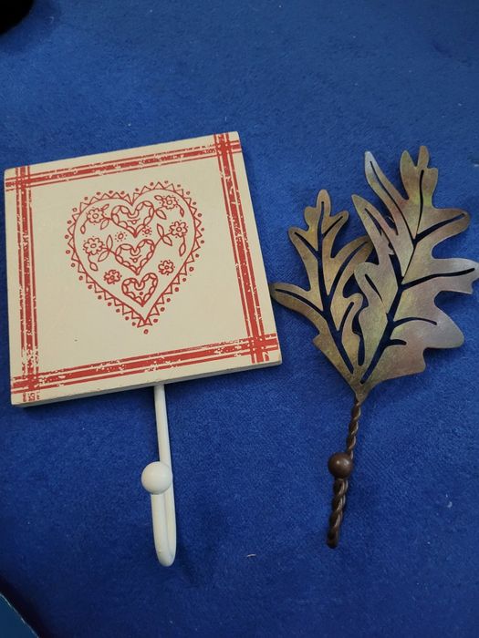 Закачалки за стена