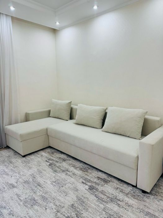 Диван бежовый светлый