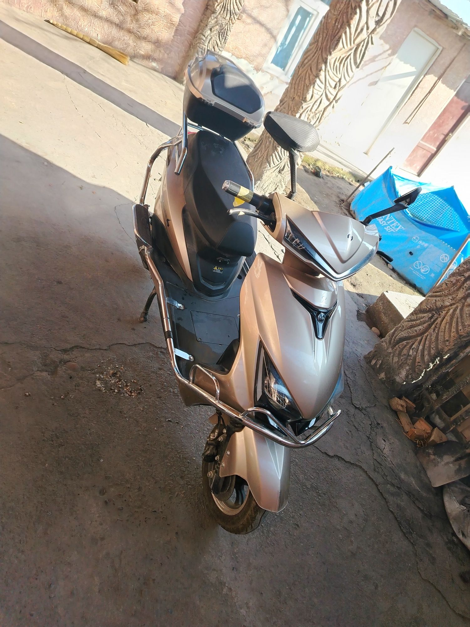 Skuter elektroni