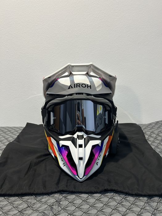 НОВА Каска AIROH TWIST 3 + очила и аудио система