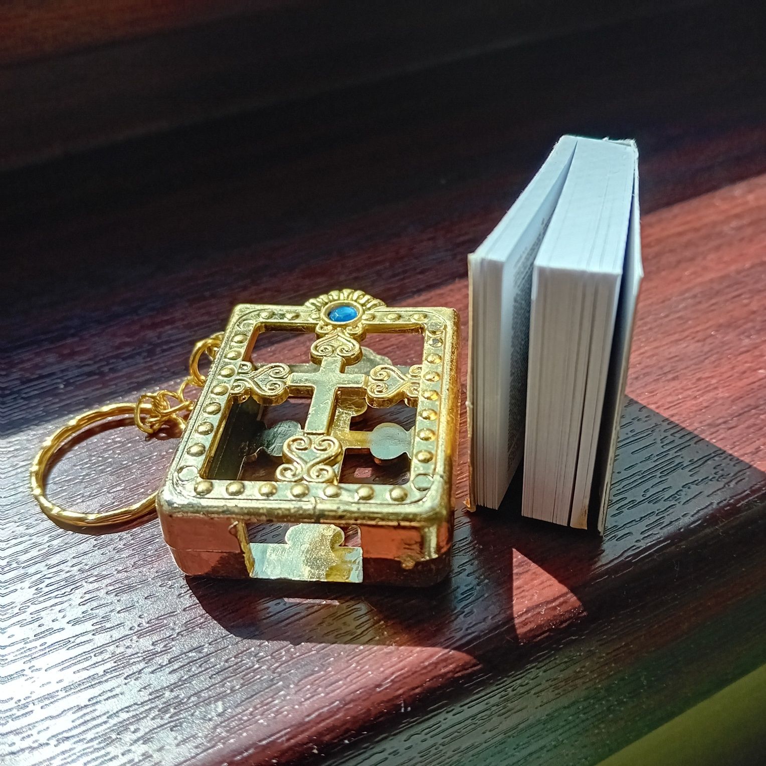 Biblie in miniatura tip breloc