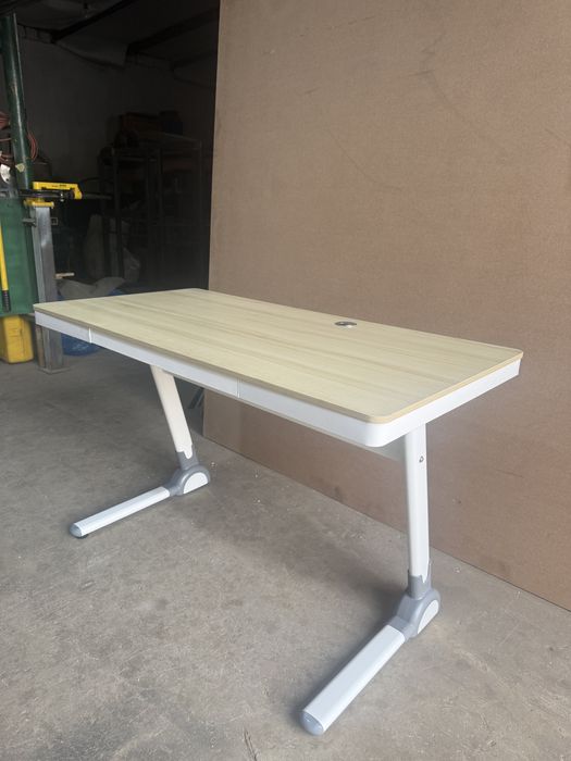 Zamonaviy kompyuter stoli-120x60. Uy va ofis uchun qulay.