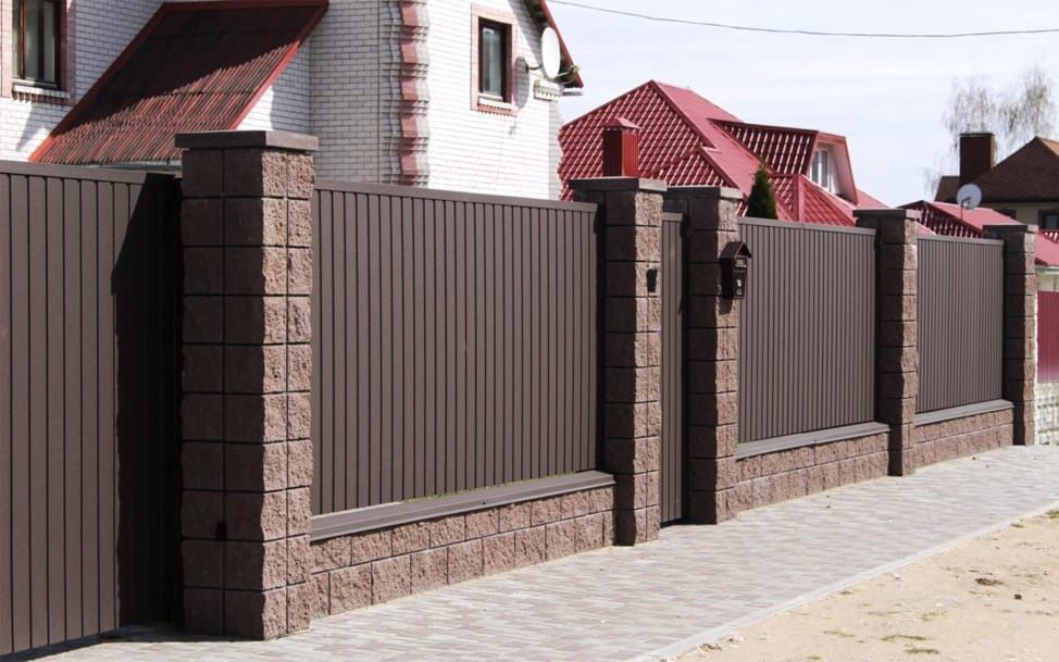 Кладка забора кирпичей