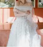 Rochie de mireasă din dantelă de mătase, realizată de designer Alinka
