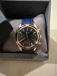 Дамски син часовник със силиконова верижка на марката Guess