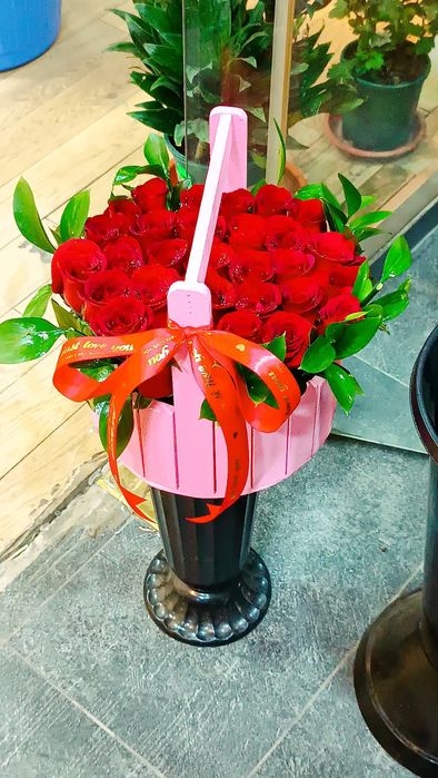 Buket yasab beramiz tayor buketlar bor dostavka qilib beramiz