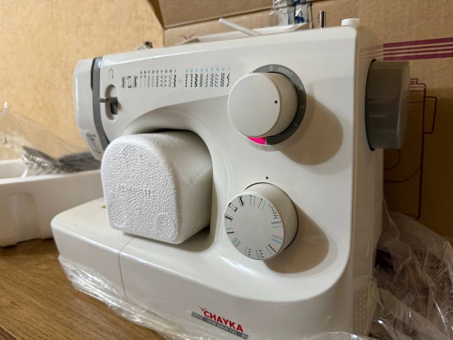Электрическая швейная машинка “Chayka”
