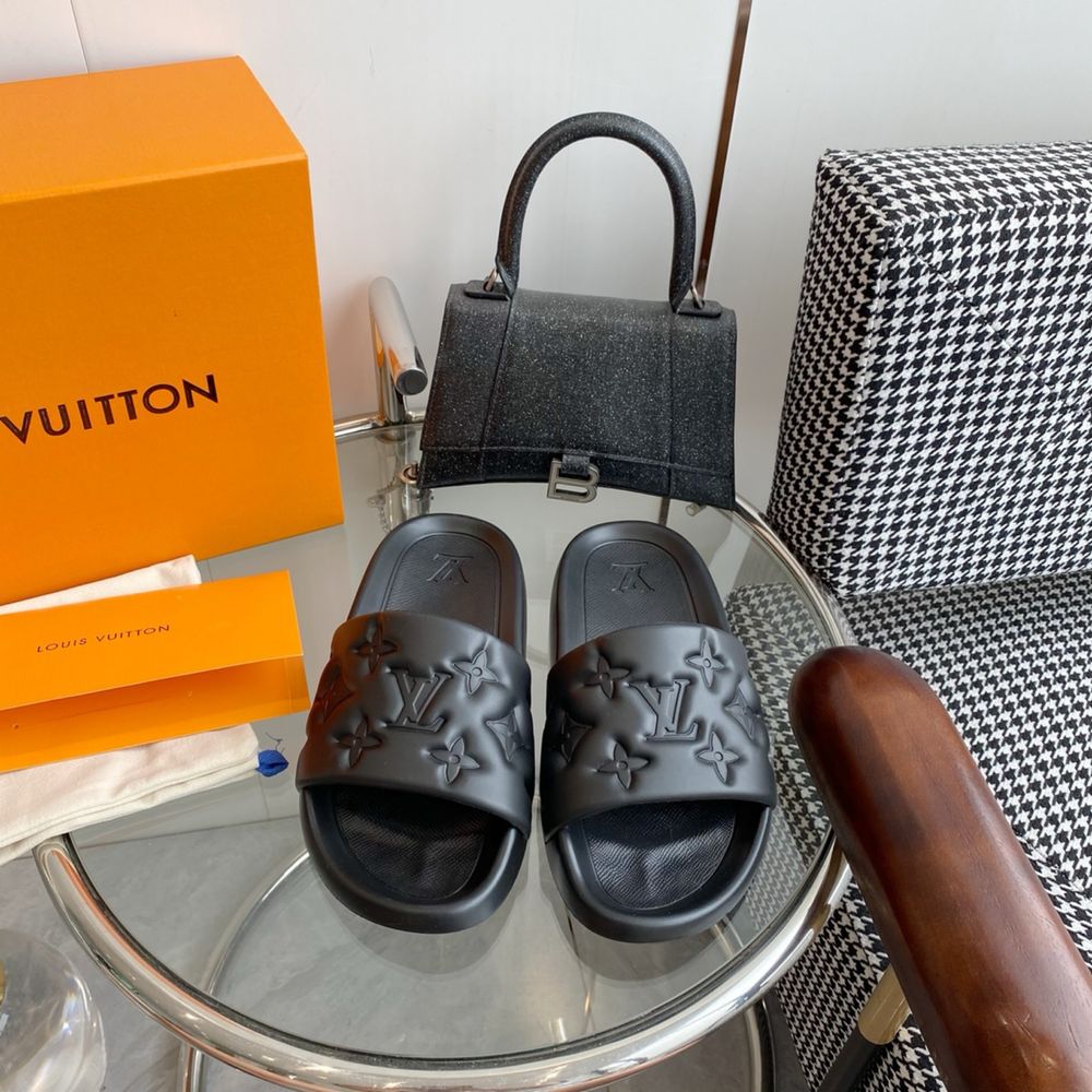 Papuci/Slapi Louis Vuitton Calitate Premium