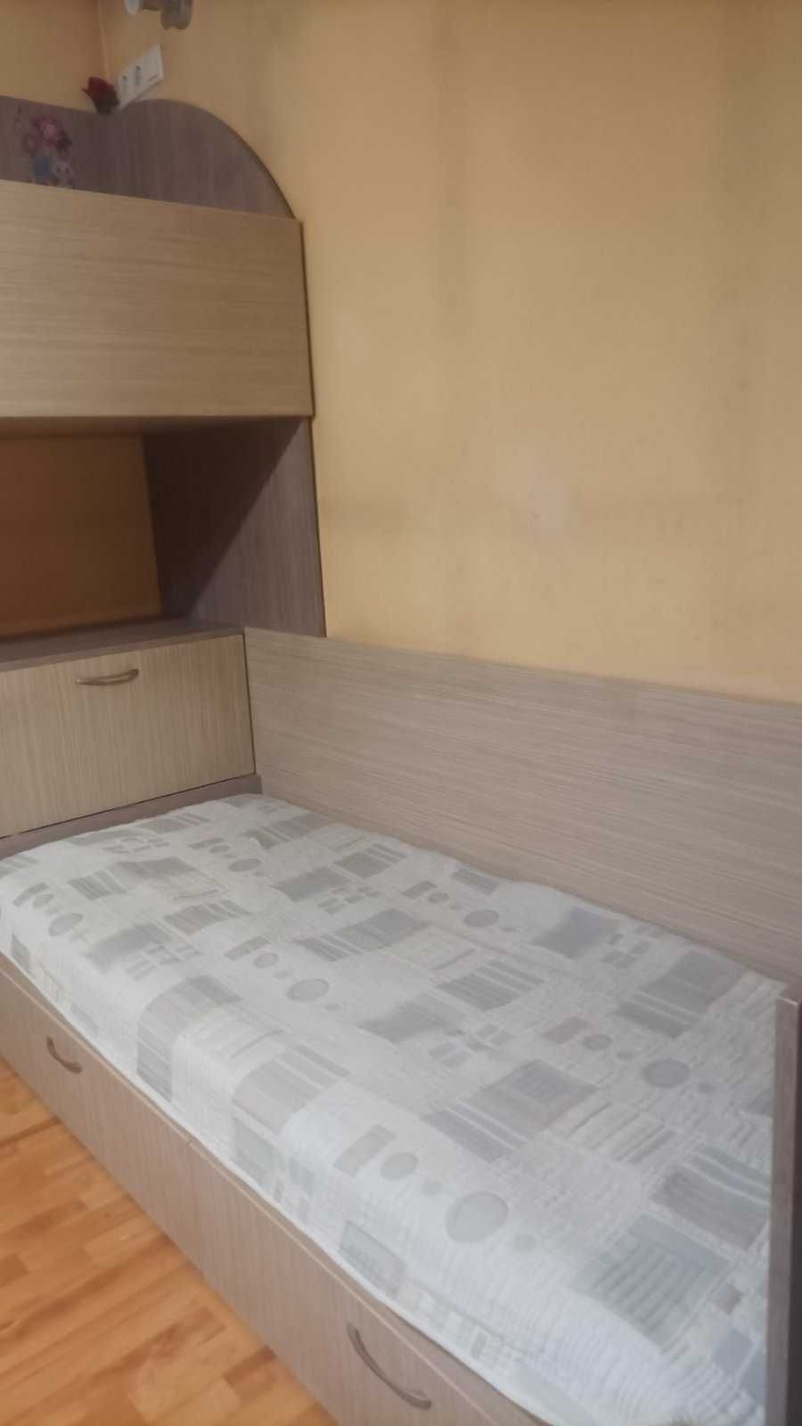 Двуетажни кревати с ракла и гардероб