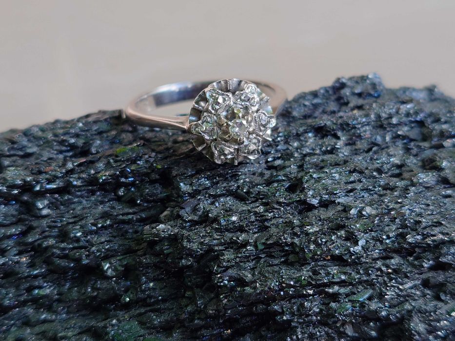 Inel din aur alb de 18 k cu diamant natural taietura briliant