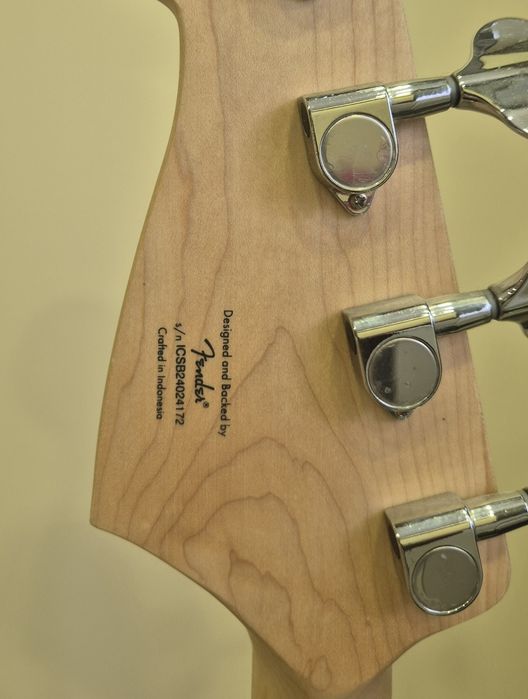 Squier short scale розова бас китара