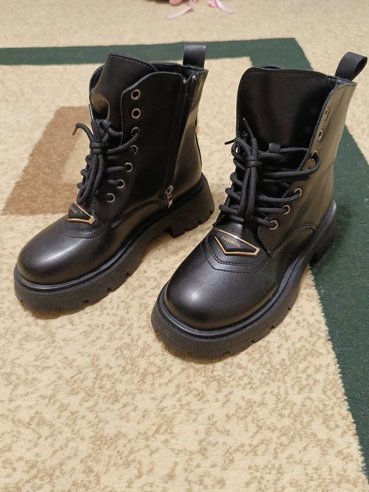 Продам обувь на девочку р. 37-38,