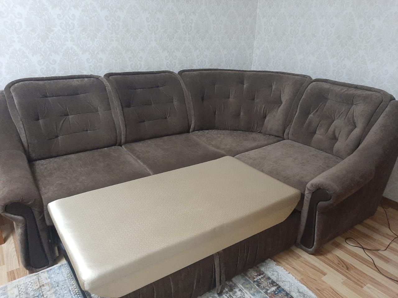 Продам угловой диван цвет коричневый