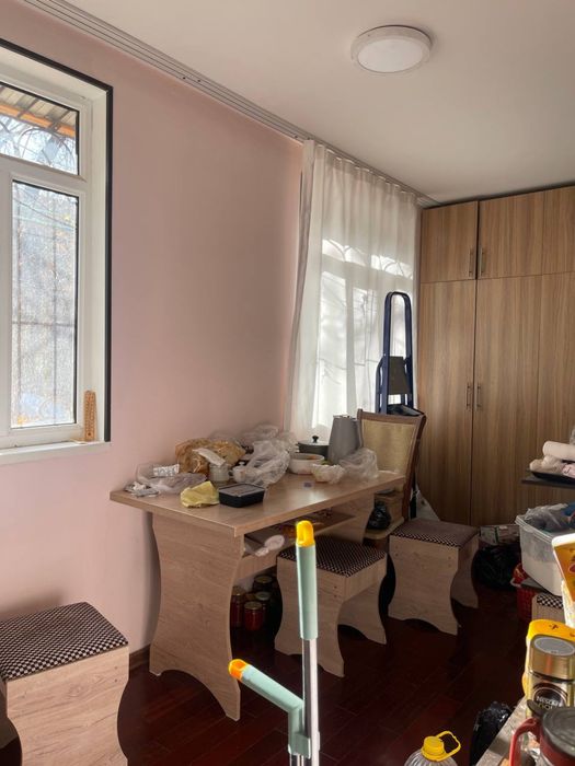 Срочно продается в чирчике 3 микрарайон 1 этаж рядом детский сад