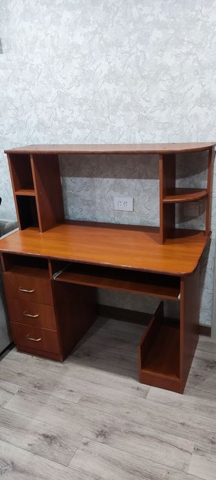 Продаю компьютерный стол