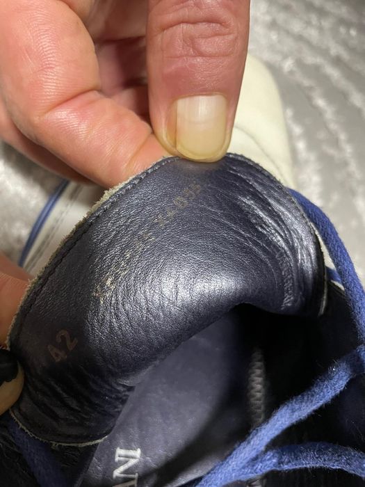 Pantofi sport albi lăcuiți