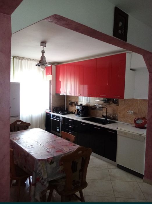 Închiriez apartament cu 2 camere