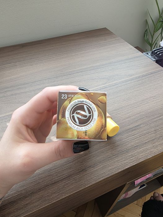 Фон дьо тен Enough