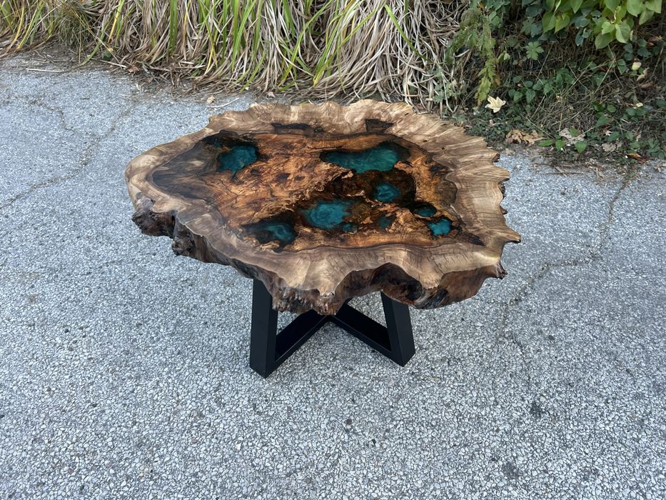 Уникална холна маса от орех с епоксидна смола и метален крак